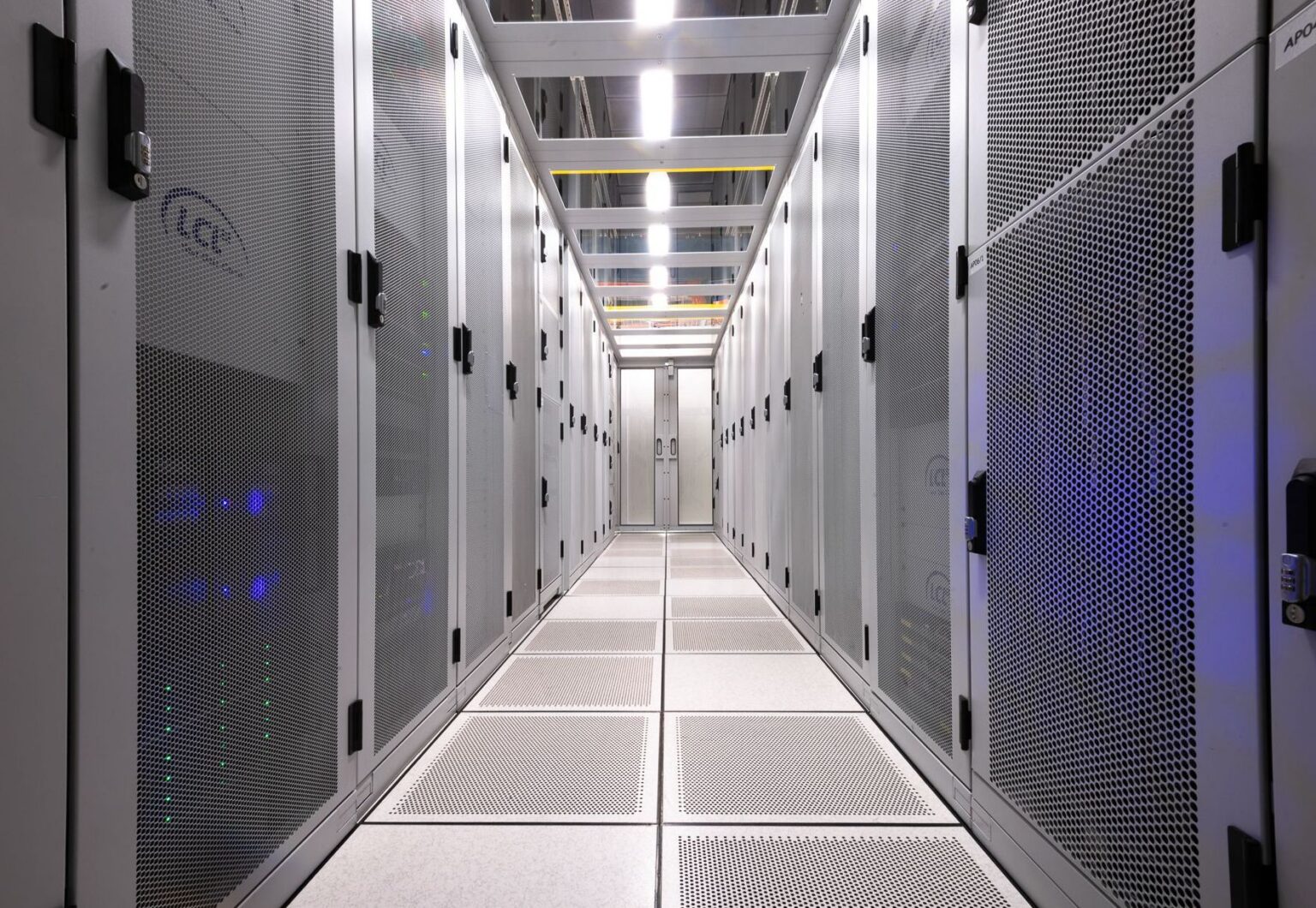 Koude gang tussen serverracks in een Xenius-datacenter