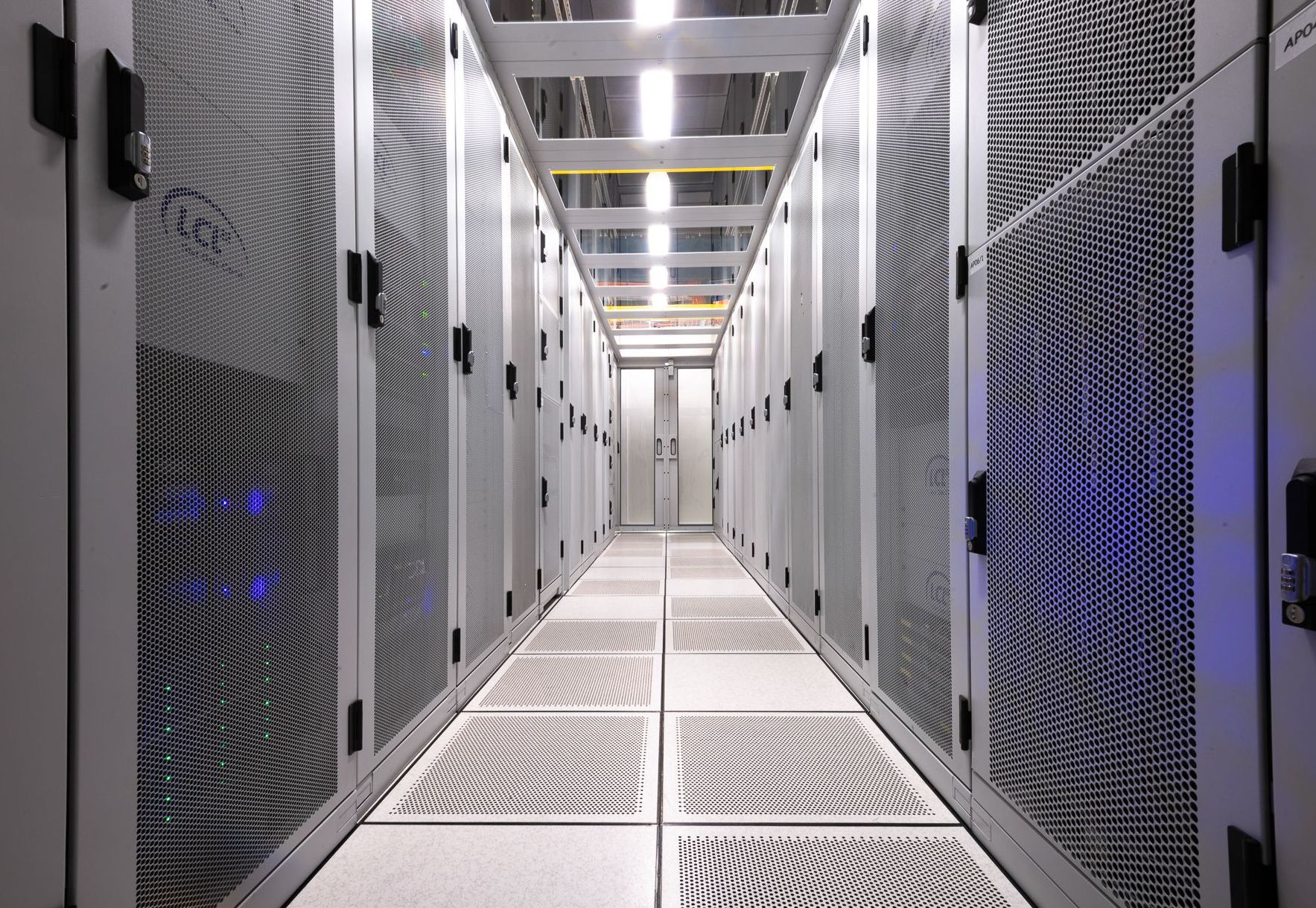 Koude gang tussen serverracks in een Xenius-datacenter