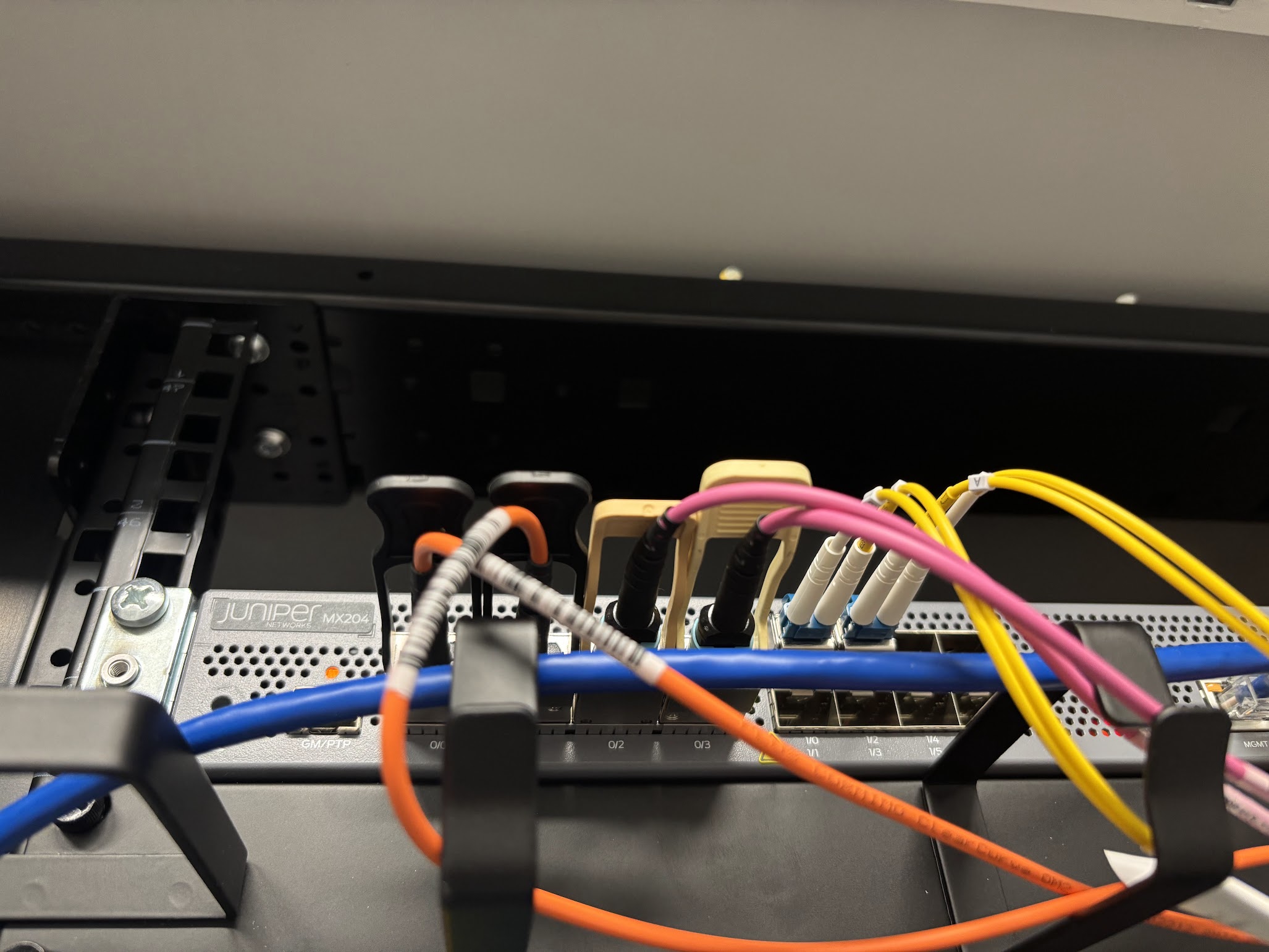 Patchkabels op een Juniper MX204-router in het Xenius-netwerk