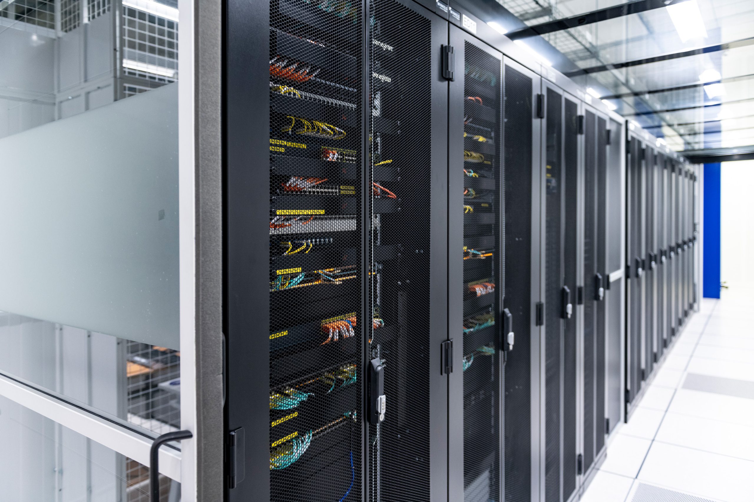 Serverracks met bekabeling in het LCL-datacenter in Antwerpen